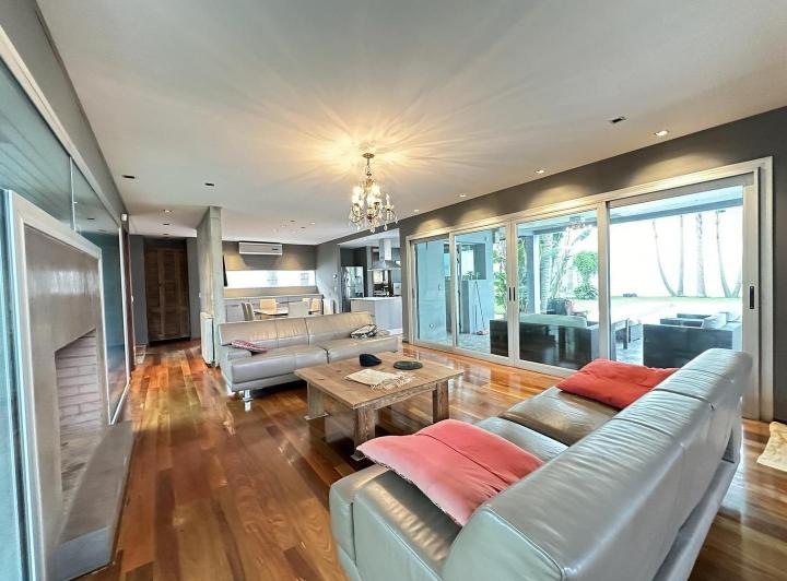 Casa · 300m² · 5 Ambientes · 3 Cocheras