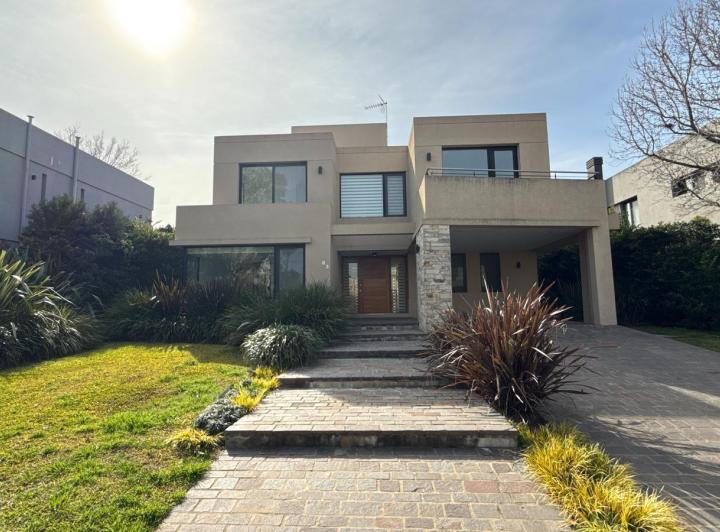 Casa · 320m² · 8 Ambientes · 2 Cocheras