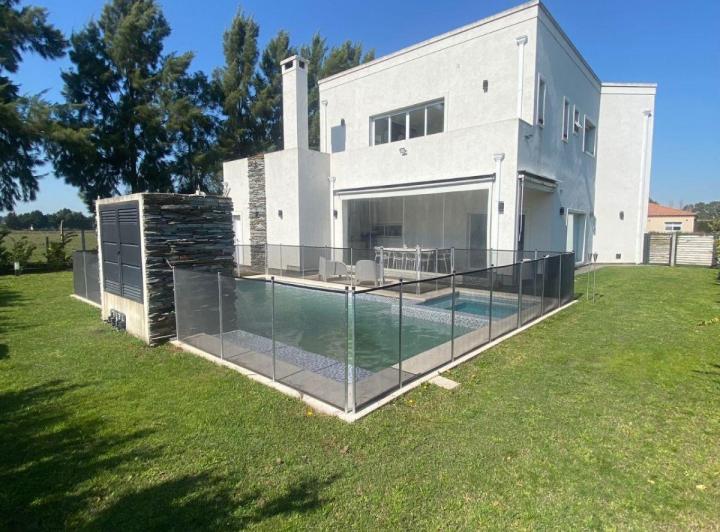 Casa · 254m² · 6 Ambientes · 2 Cocheras