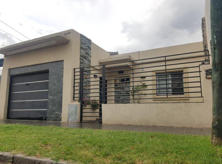 Casa · 200m² · 3 Ambientes · 1 Cochera