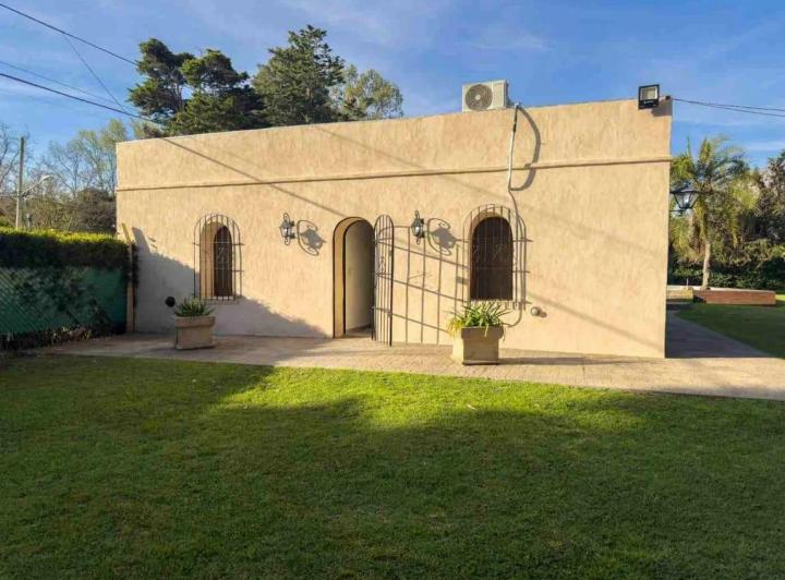 Casa · 300m² · 8 Ambientes · 1 Cochera