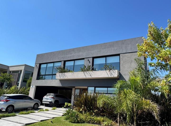 Casa · 325m² · 6 Ambientes · 2 Cocheras