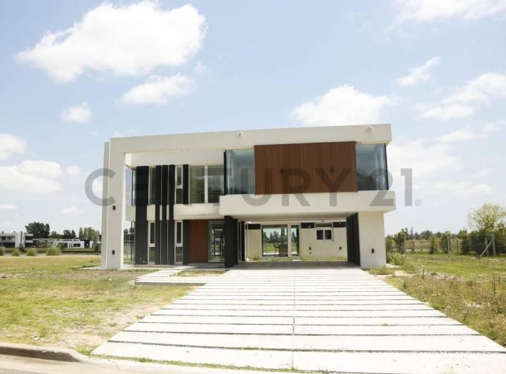 Casa · 210m² · 7 Ambientes · 2 Cocheras