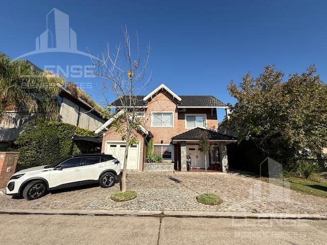 Casa · 230m² · 5 Ambientes · 2 Cocheras