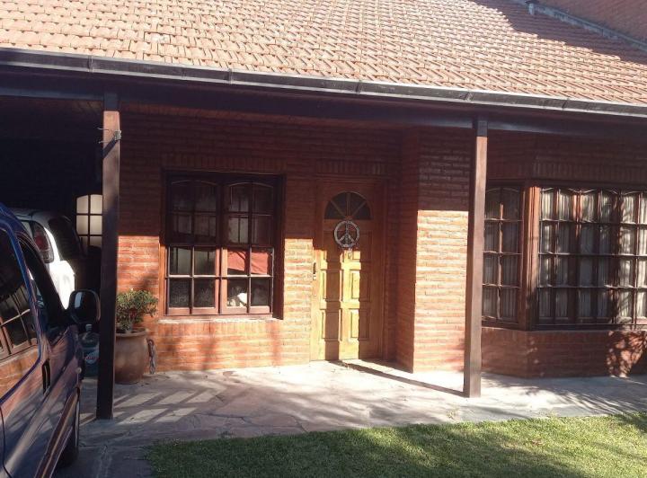 Casa · 180m² · 5 Ambientes · 2 Cocheras