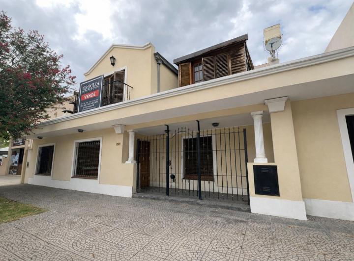 Casa · 258m² · 5 Dormitorios · 1 Cochera