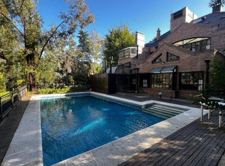 Casa · 600m² · 8 Ambientes · 7 Cocheras