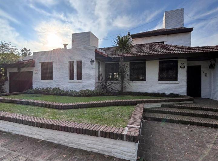 Casa · 233m² · 7 Ambientes · 1 Cochera