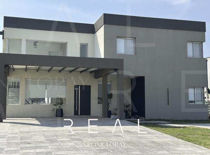 Casa · 255m² · 6 Ambientes · 2 Cocheras