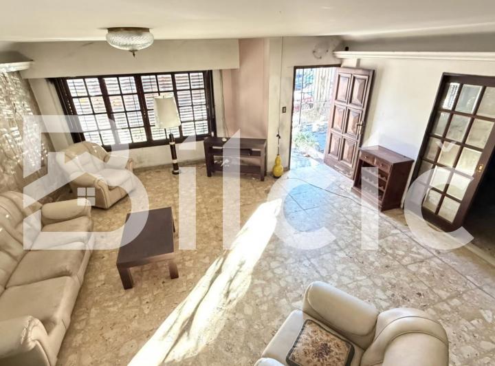 Casa · 227m² · 6 Ambientes · 3 Cocheras