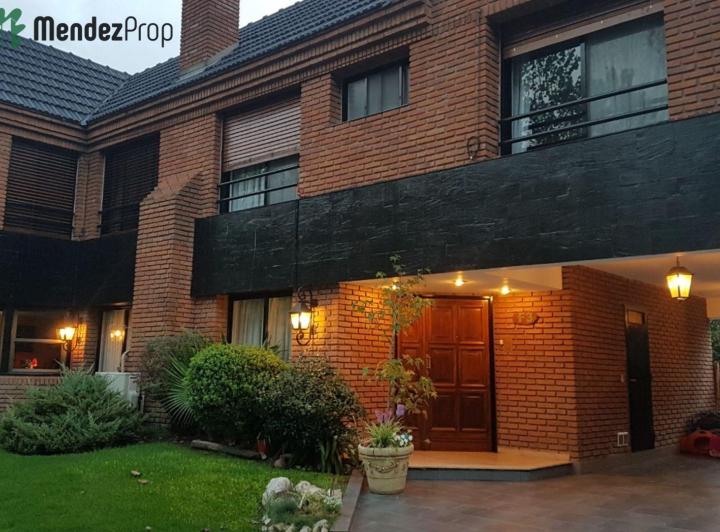 Casa · 306m² · 6 Ambientes · 4 Cocheras