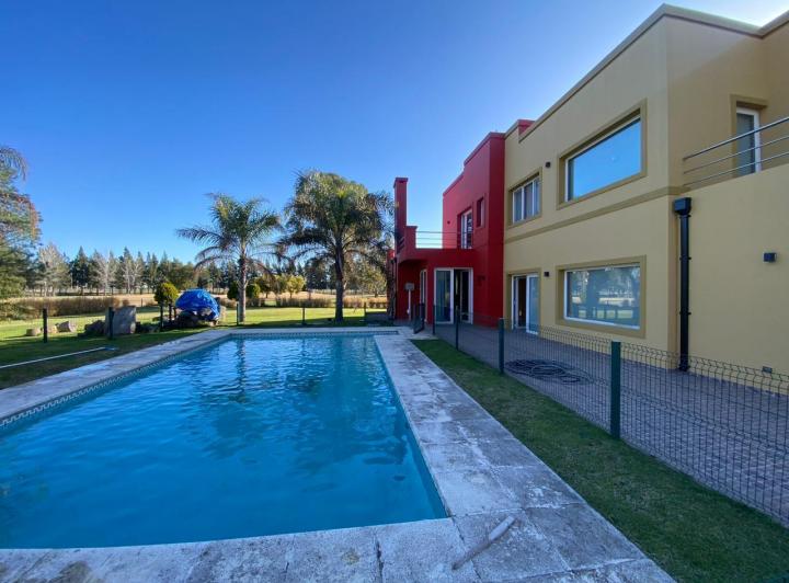 Casa · 263m² · 6 Ambientes · 1 Cochera