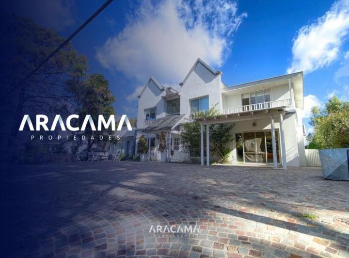 Casa · 300m² · 5 Ambientes · 1 Cochera