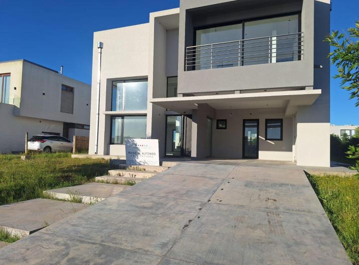 Casa · 244m² · 5 Ambientes · 1 Cochera