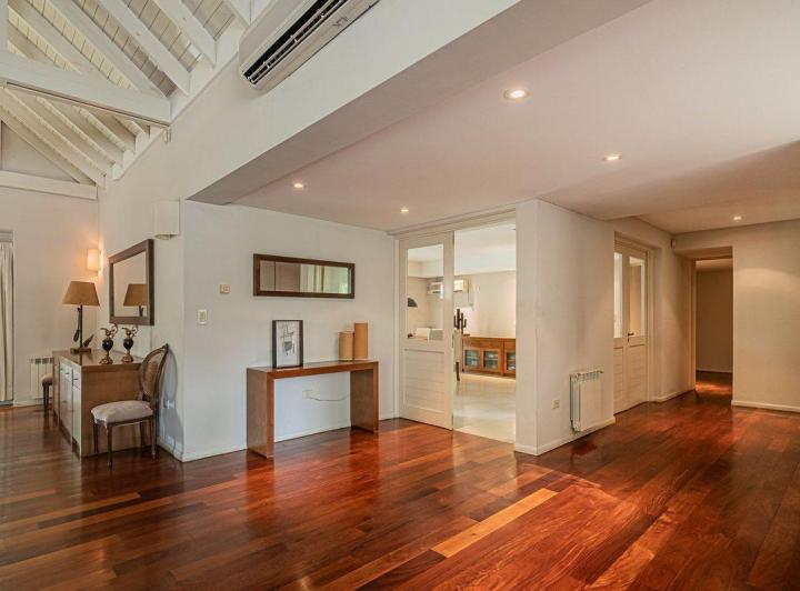 Casa · 300m² · 5 Ambientes · 2 Cocheras
