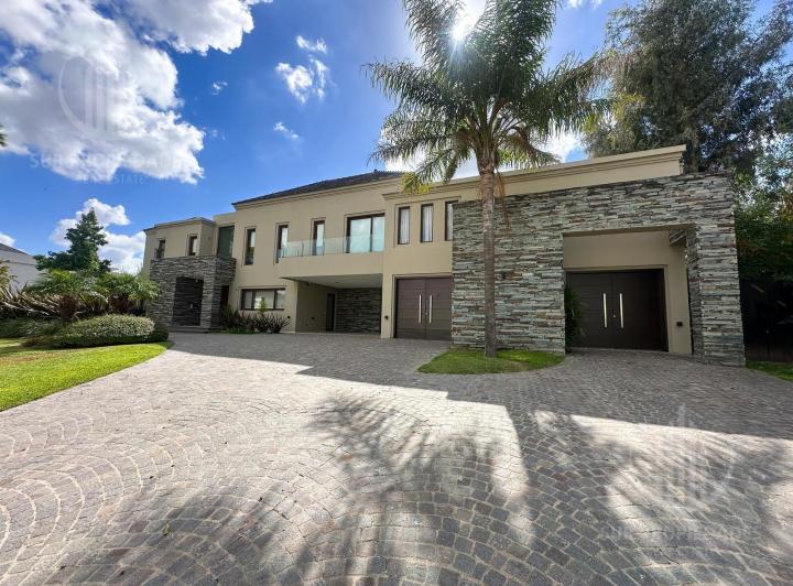 Casa · 400m² · 7 Ambientes · 11 Cocheras