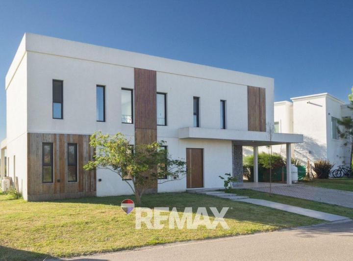 Casa · 220m² · 5 Ambientes · 2 Cocheras