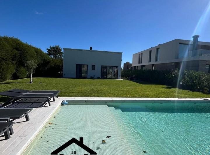 Casa · 235m² · 5 Ambientes · 4 Cocheras