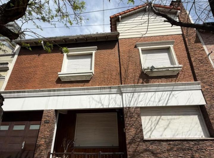 Casa · 374m² · 4 Dormitorios · 1 Cochera
