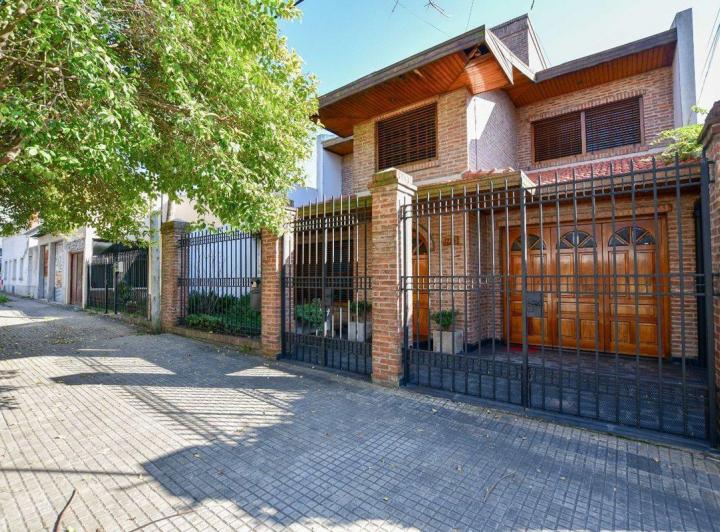 Casa · 240m² · 6 Ambientes · 3 Cocheras