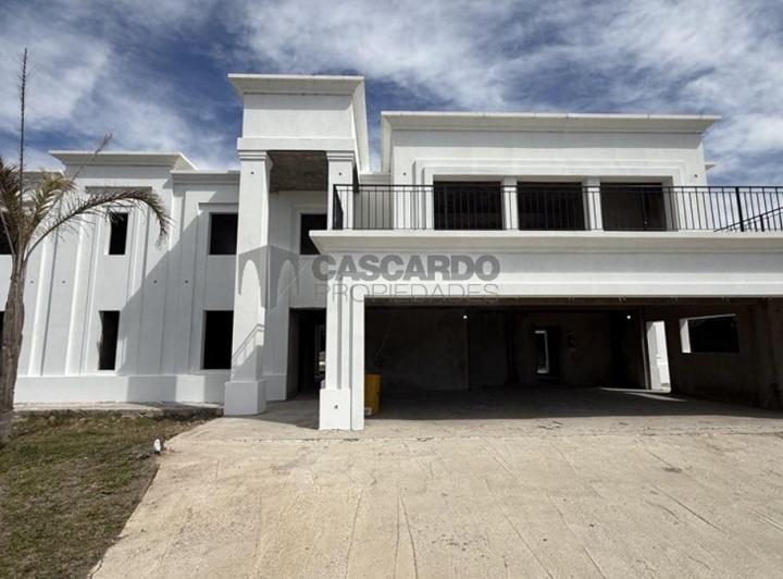 Casa · 600m² · 7 Ambientes · 4 Cocheras