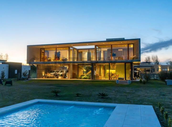 Casa · 303m² · 5 Ambientes · 3 Cocheras
