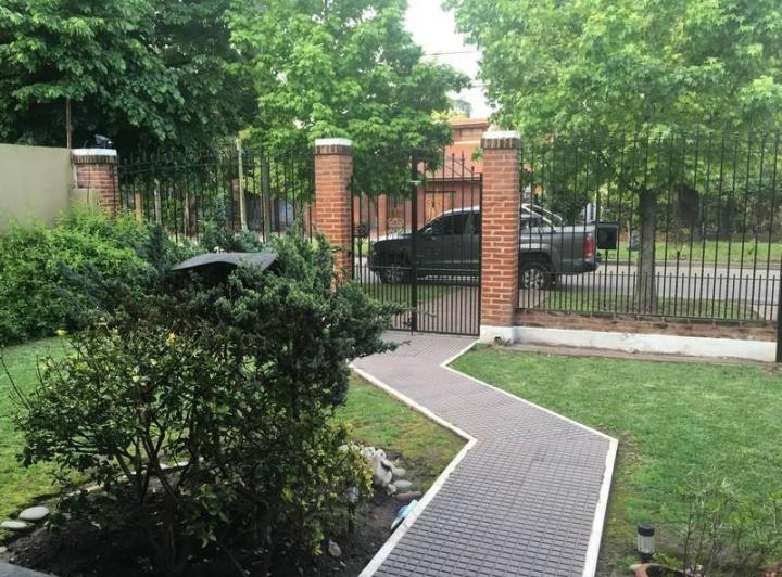 Casa · 350m² · 6 Ambientes · 3 Cocheras