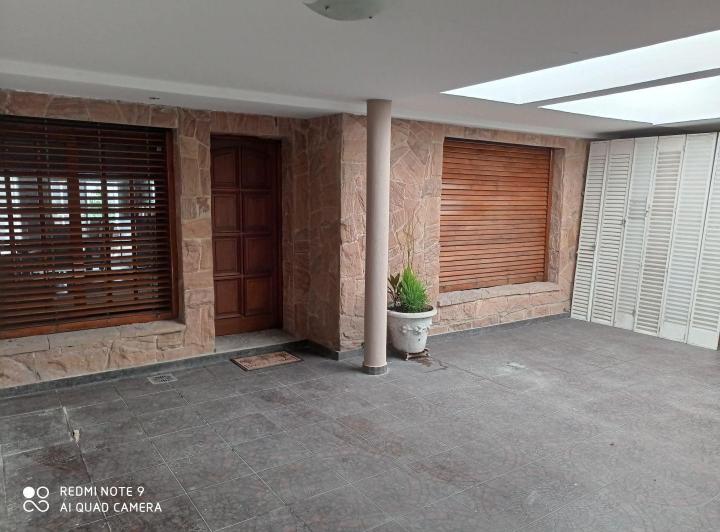 Casa · 220m² · 5 Ambientes · 2 Cocheras
