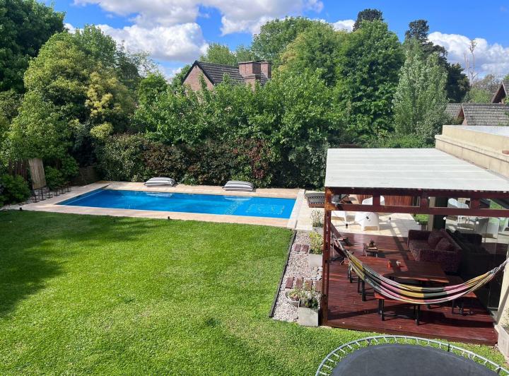 Casa · 430m² · 10 Ambientes · 2 Cocheras