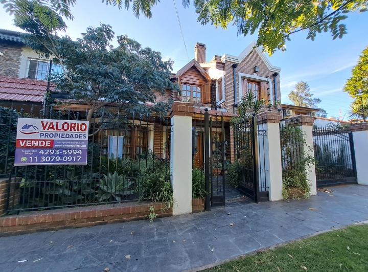 Casa · 200m² · 5 Ambientes · 2 Cocheras