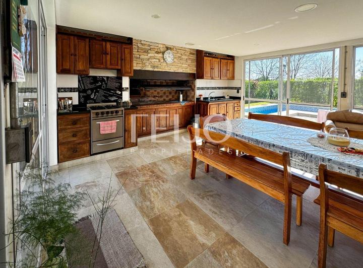 Casa · 213m² · 6 Ambientes