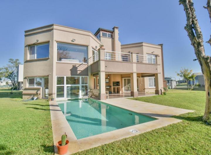 Casa · 255m² · 5 Ambientes