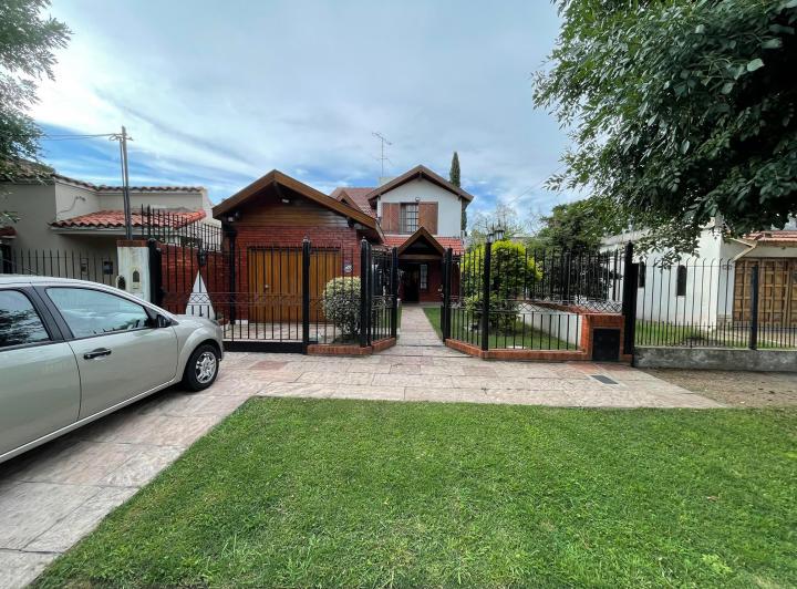 Casa · 200m² · 6 Ambientes · 2 Cocheras