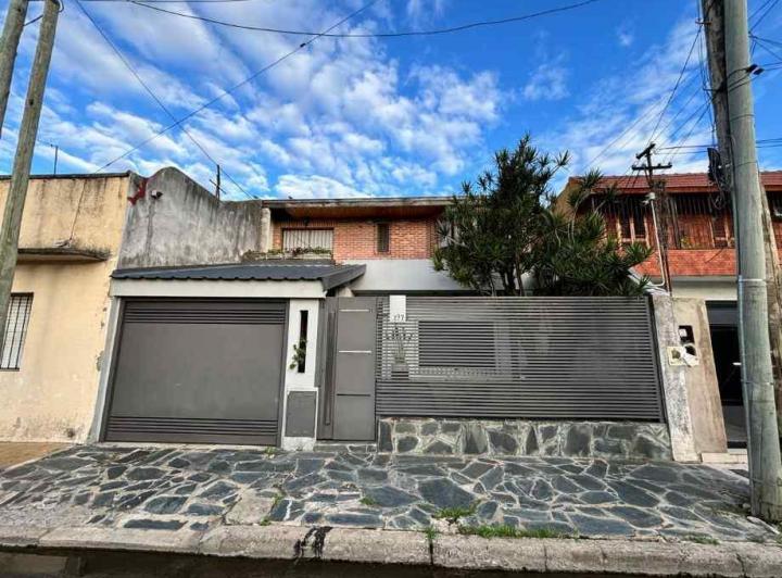 Casa · 200m² · 5 Ambientes · 1 Cochera
