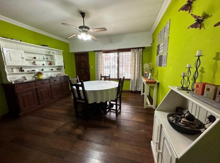 Casa · 200m² · 5 Ambientes · 2 Cocheras