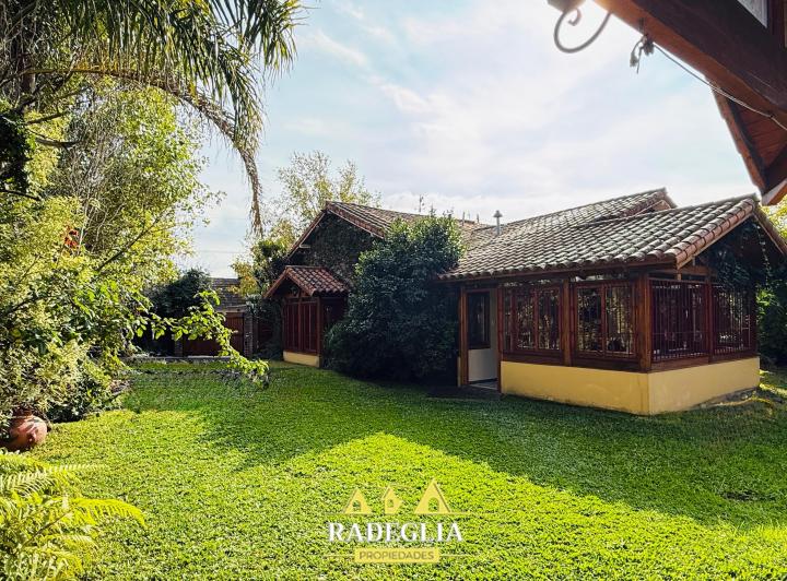 Casa · 230m² · 5 Ambientes · 3 Cocheras