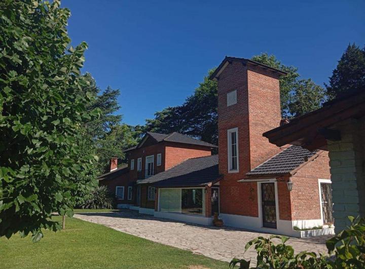 Casa · 450m² · 6 Ambientes · 2 Cocheras