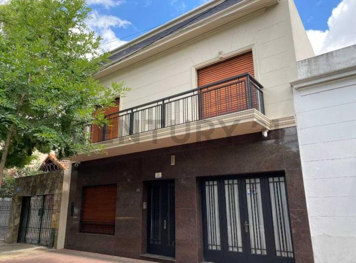 Casa · 214m² · 7 Ambientes · 1 Cochera