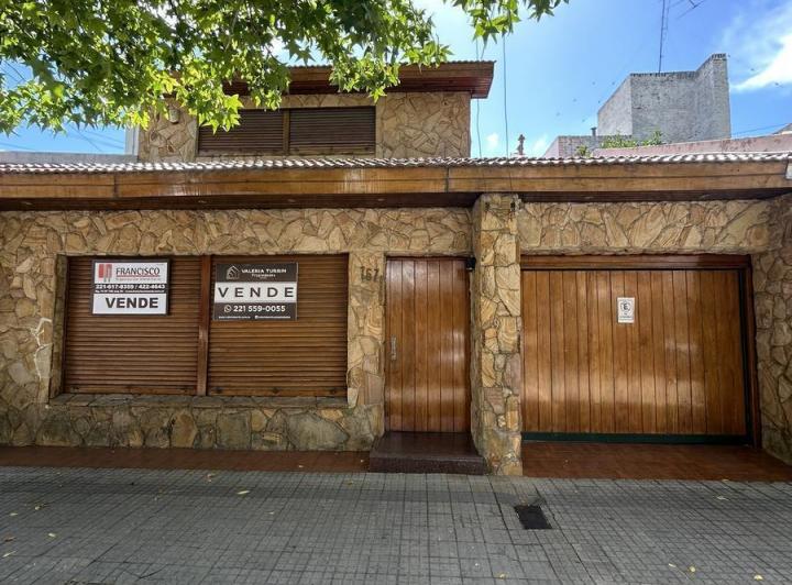 Casa · 310ha · 6 Ambientes · 2 Cocheras