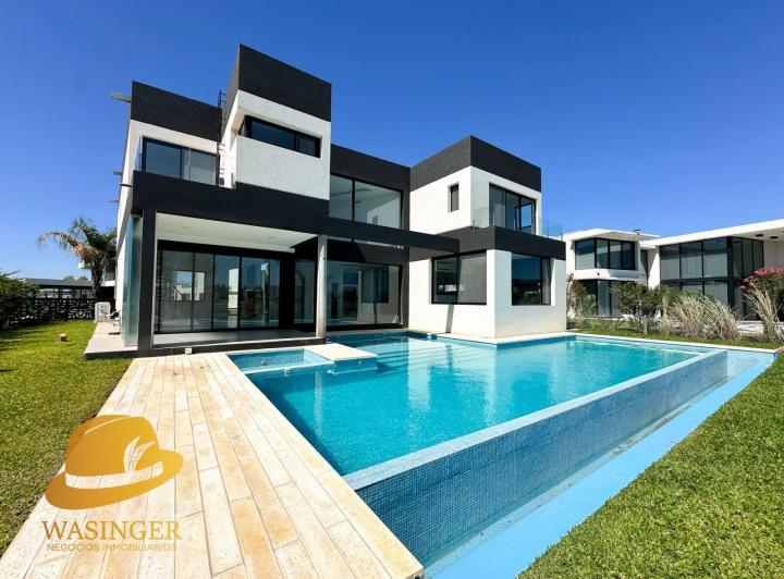 Casa · 414m² · 7 Ambientes · 2 Cocheras