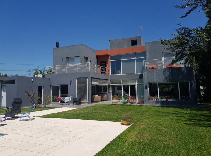 Casa · 300m² · 5 Ambientes · 1 Cochera