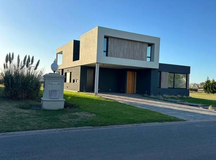 Casa · 330m² · 7 Ambientes · 2 Cocheras