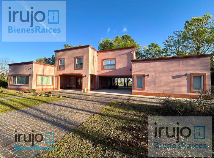 Casa · 437m² · 8 Ambientes · 4 Cocheras