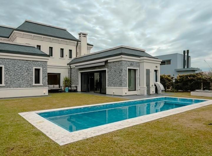 Casa · 294m² · 5 Ambientes · 2 Cocheras