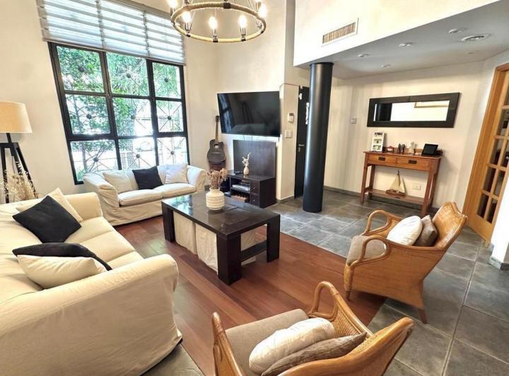 Casa · 196m² · 6 Ambientes · 3 Cocheras