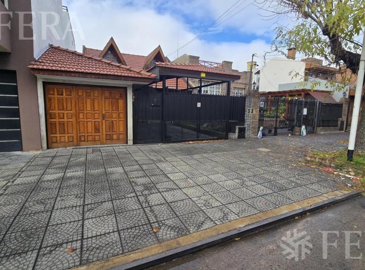 Casa · 200m² · 5 Ambientes · 3 Cocheras