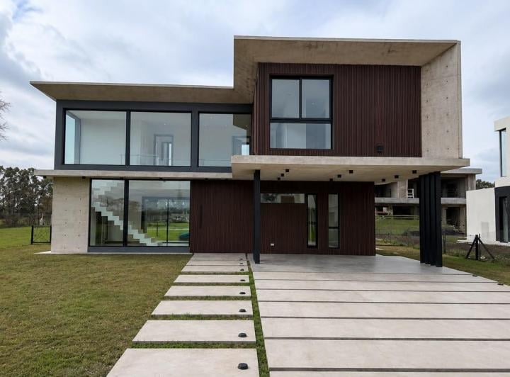 Casa · 250m² · 5 Ambientes · 2 Cocheras