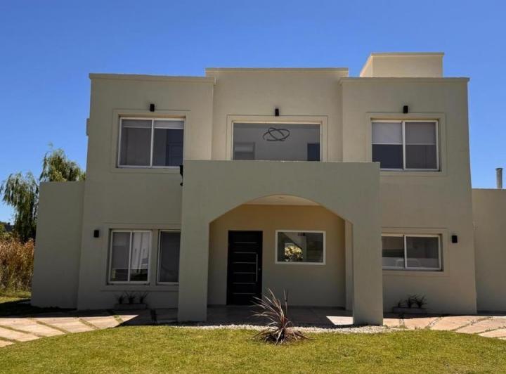 Casa · 180m² · 5 Ambientes · 5 Cocheras