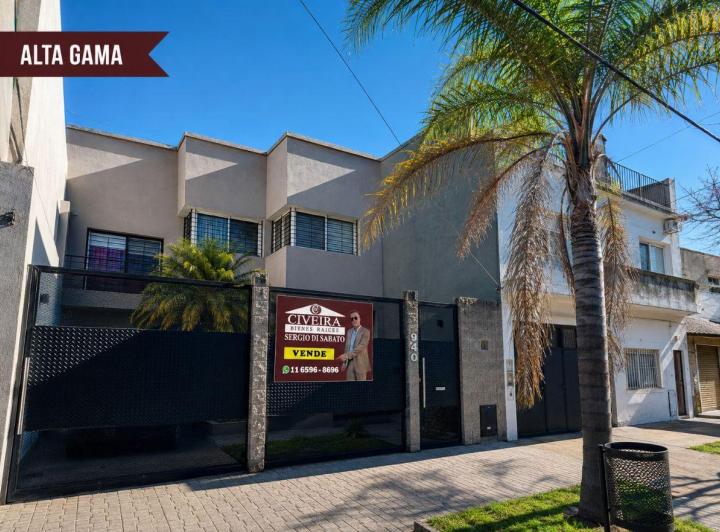 Casa · 230m² · 5 Ambientes · 2 Cocheras