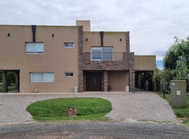 Casa · 440m² · 6 Ambientes · 4 Cocheras